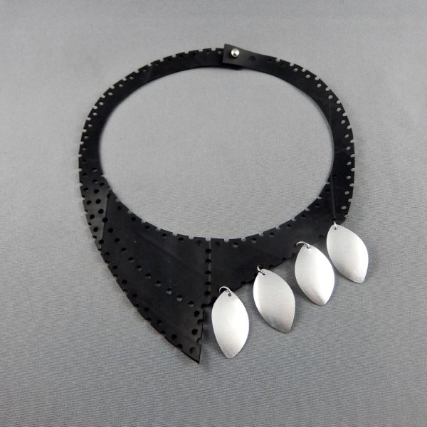 plastron necklace collier