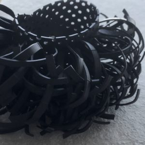 bracelet unique ckoasa en matiere recycle noire provenant de la chambre a air de pneu usages